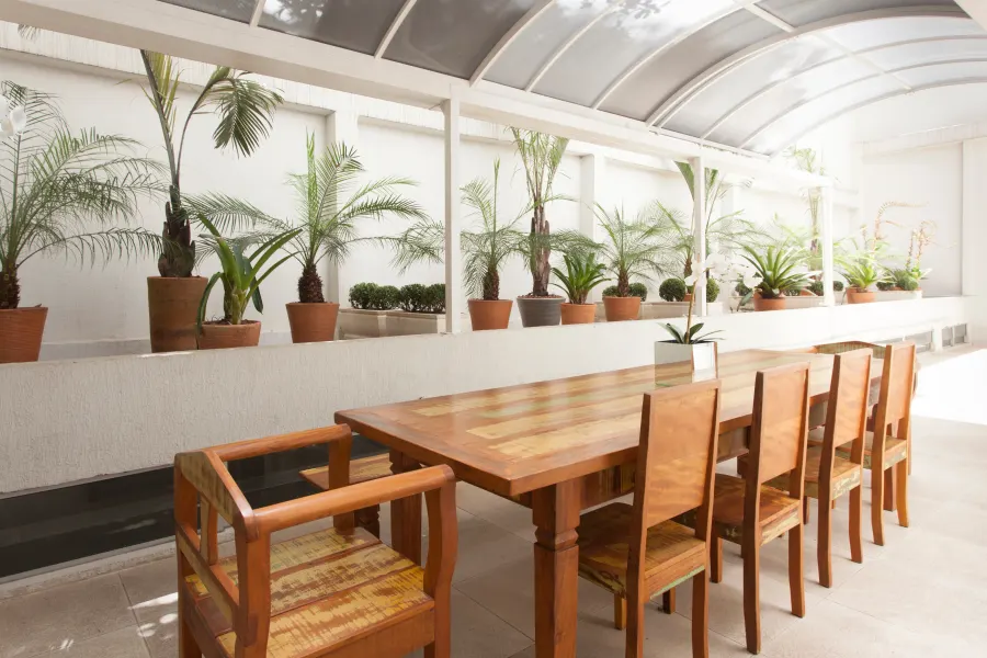 Jardim de inverno e espaço de convivência do escritório Campos e Campos Advogados