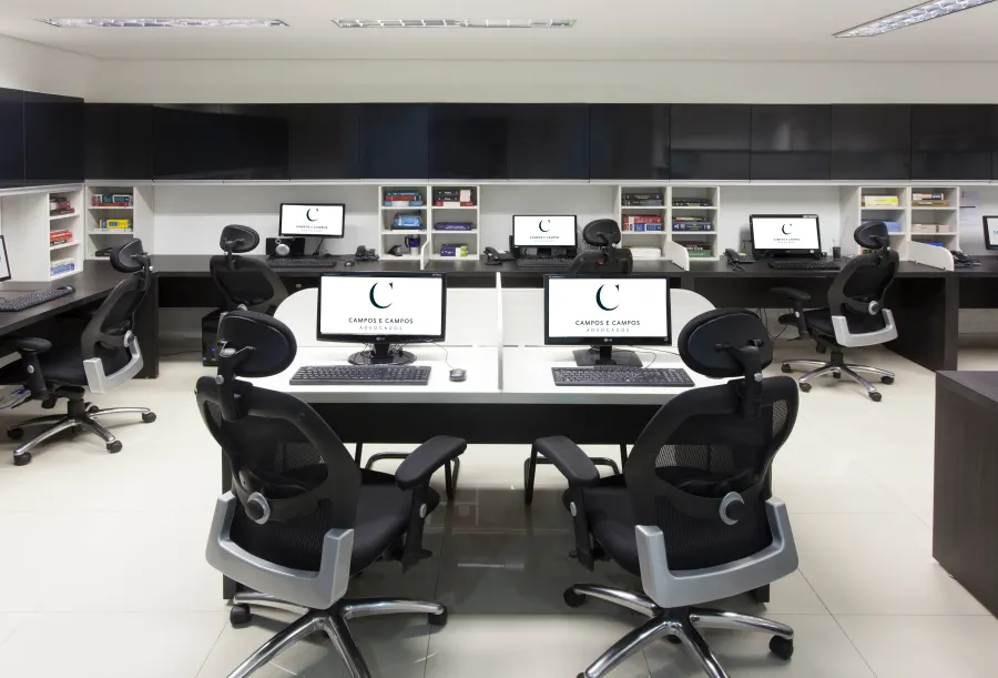 Espaço de trabalho da equipe de advogados do Campos e Campos Advogados