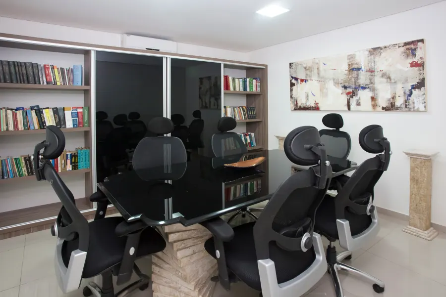 Sala de reunião com estante de livros do escritório Campos e Campos Advogados